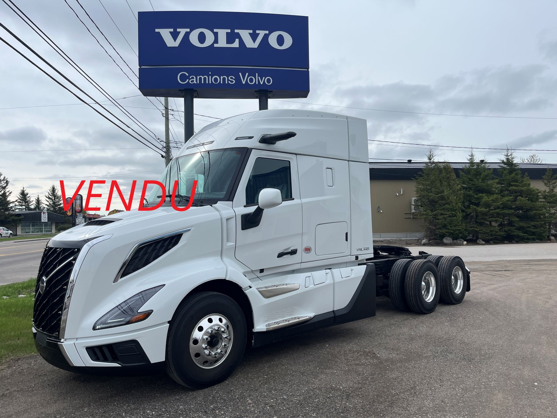 2027-VOLVO-VNL64T-440-MOTEUR-D13TC-500 HP-TRANSMISSION-I-SHIFT-12 VITESSES-DIFF-13.2/46-FULL LOCK-RATIO-3.42